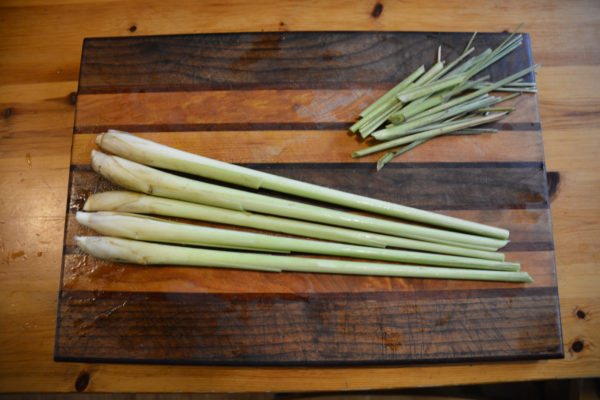 Remove the dry grassy parts of the lemongrass.